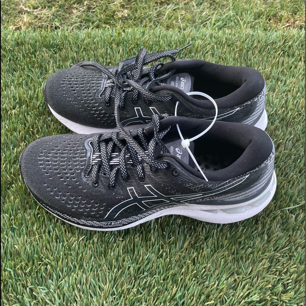 Women’s Asics Kayano 28 Running shoes sz 6